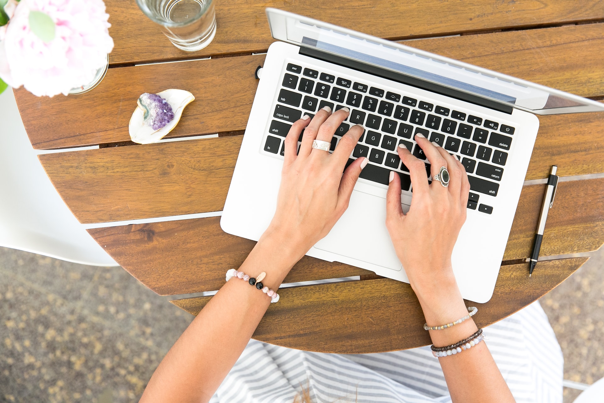 Frau tippt auf Laptop