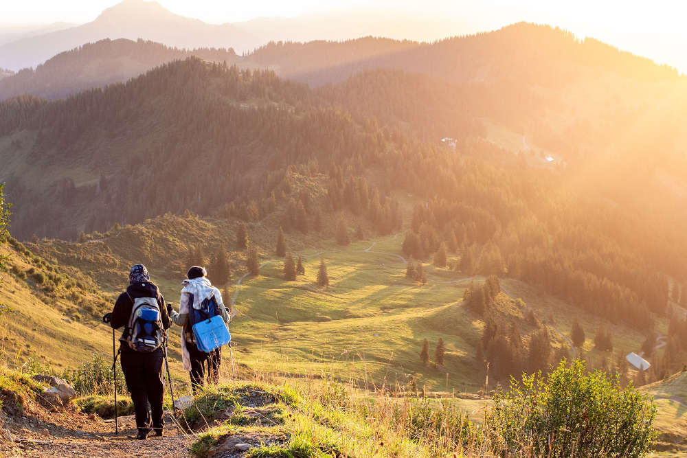Zwei Wanderer in Berglandschaft