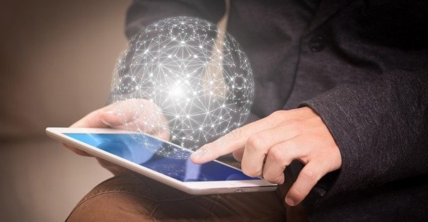 Person nutzt zentrale Datensammlung auf Tablet