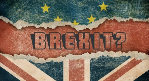 Brexit zwischen EU und UK Flaggen