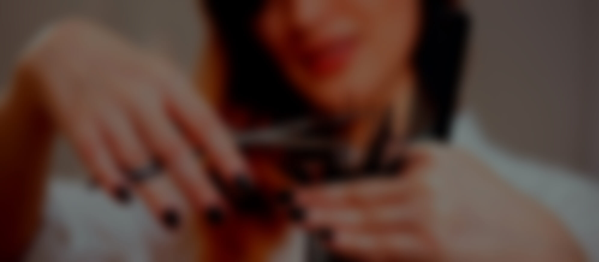 Person schneidet Haare blurred