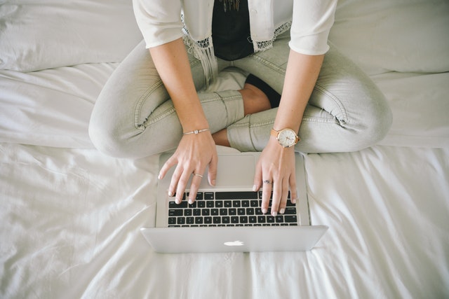 Person sitzt vor Laptop
