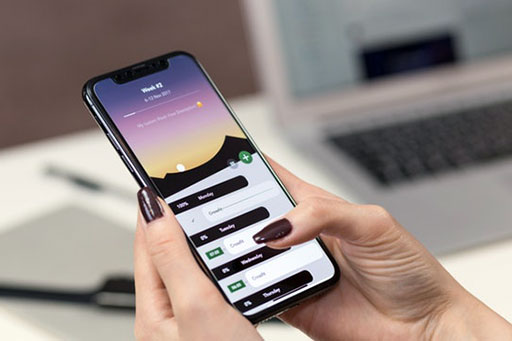 Drei Smartphones mit RiskEraser auf dem DIsplay