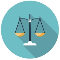 Foto der Waage der Justizia auf Schreibtisch