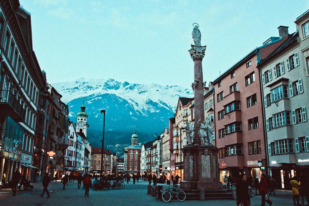 Foto einer belebten Einkaufsstraße