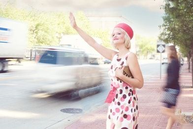 Frau winkt Taxi heran