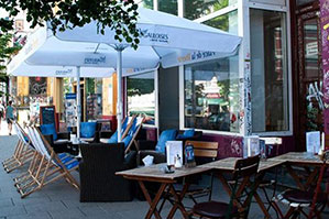 Tische und Stühle für Gastronomie auf Fußgängerweg