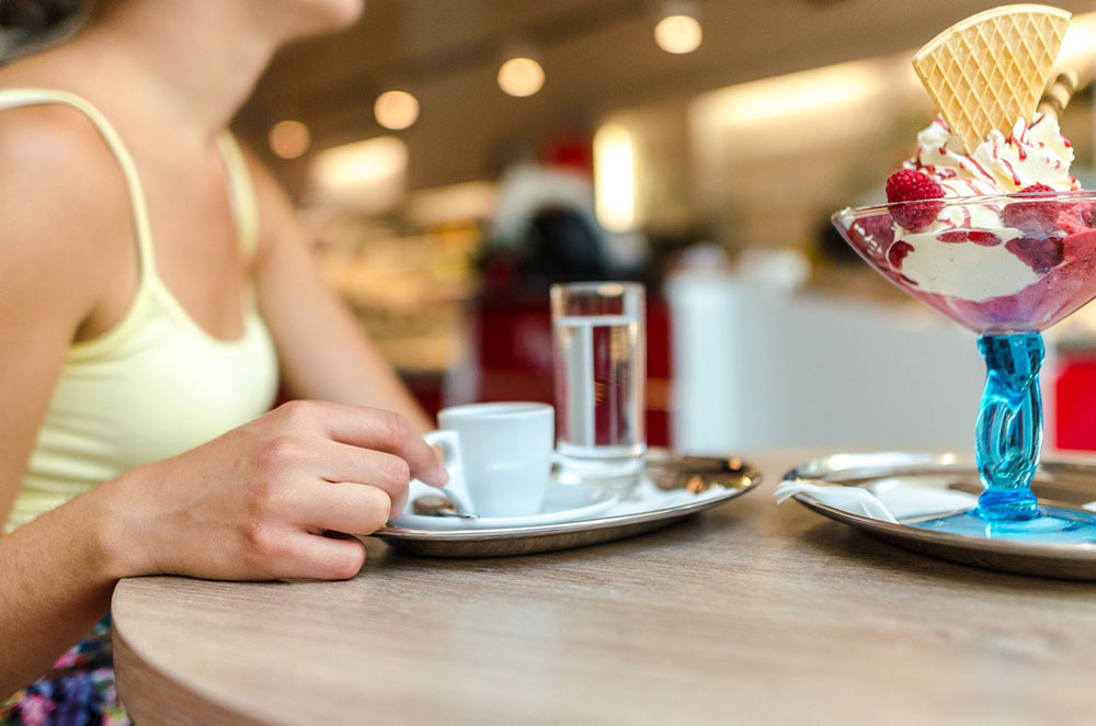 Personen sitzen in Café