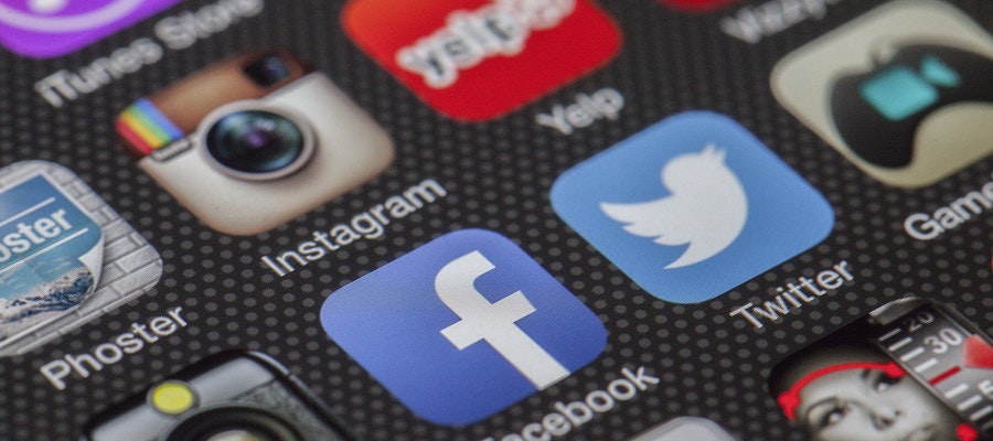 Logos von App-Logos auf einem Smartphone