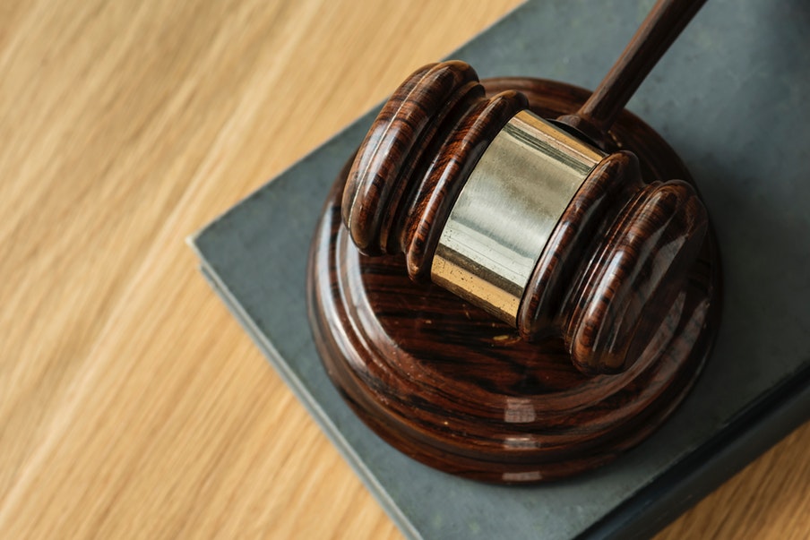 Hammer eines Richters liegt auf Tisch