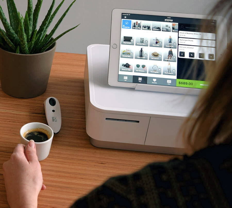 Person bedient digitale Kasse
