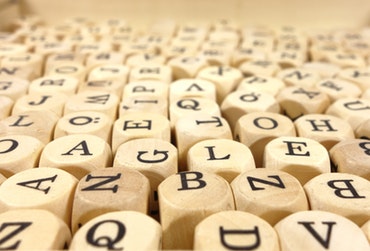 Makroaufnahme Buchstabenwürfel aus Scrabble
