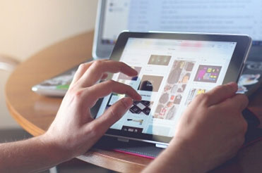 Hände auf Tablet-Screen beim Browsen