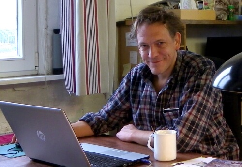 Phillip Gädcke an Schreibtisch