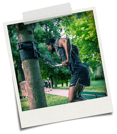 Polaroid Person trainiert draußen an Dipstange