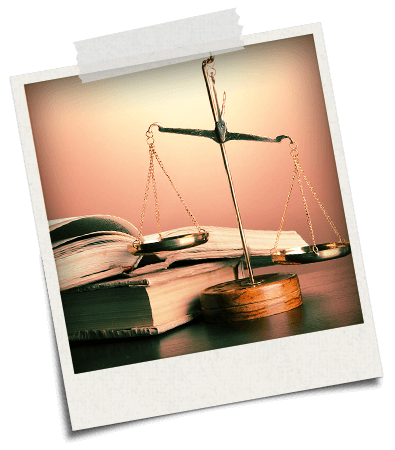 Polaroid mit Waage der Justizia und Büchern