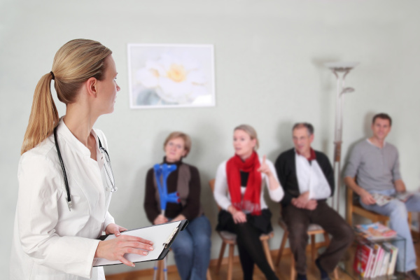 Ärztin blickt ins Wartezimmer