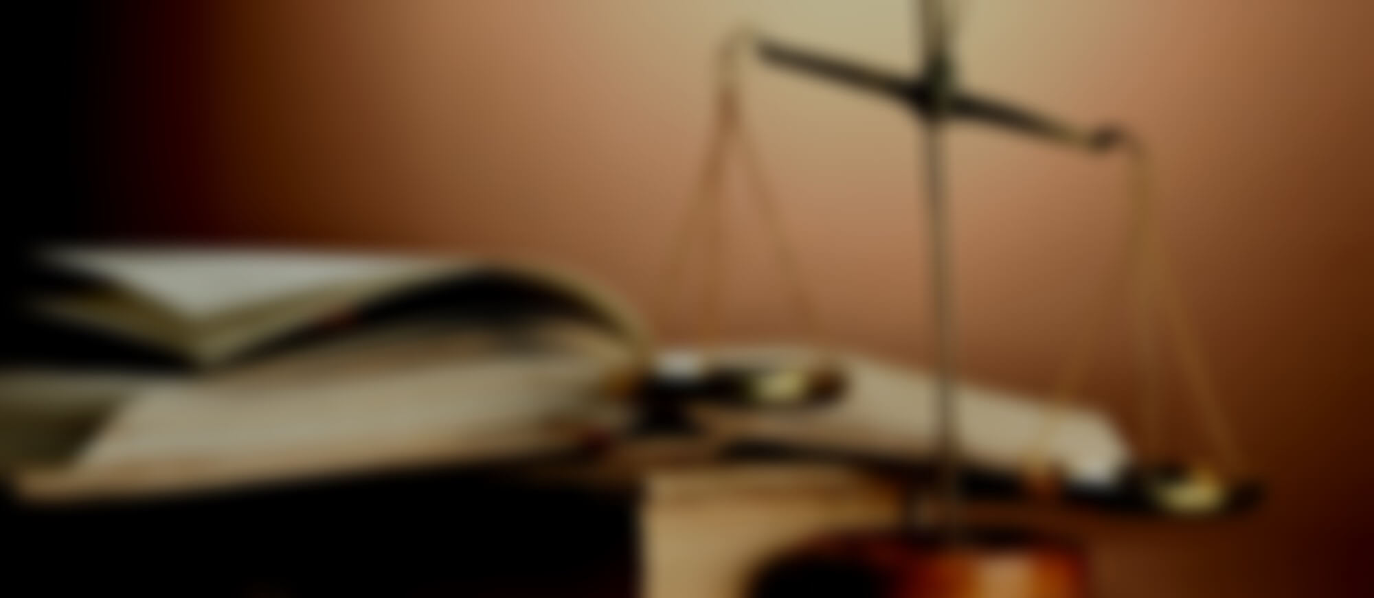 Unscharf maskierte Waage der Justizia auf Schreibtisch