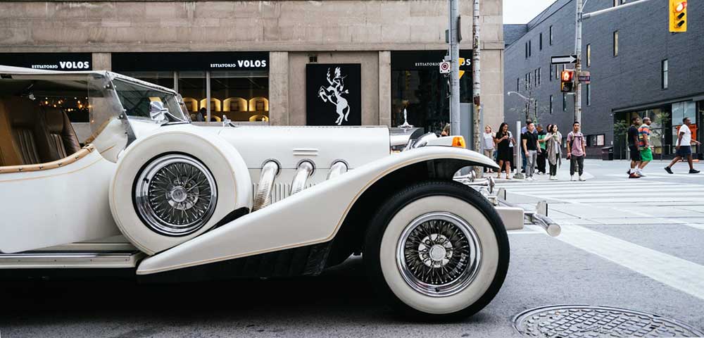 Oldtimer auf Großstadt-Straße