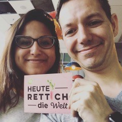 Samia und Wolfgang halten Flyer