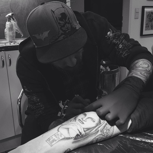 Inhaber vom Tattoostudio Ravenite Club bei der Arbeit