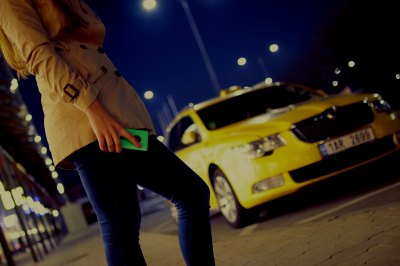 Taxi hält für Kunden