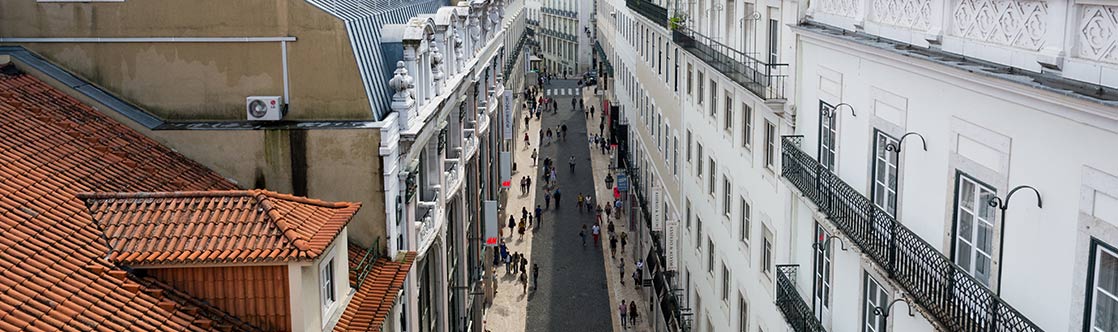 Fußgängerzone mit Geschäften und Kunden